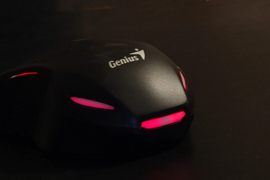 Eine schwarze Maus wurde mit pinken LED-Streifen verziert