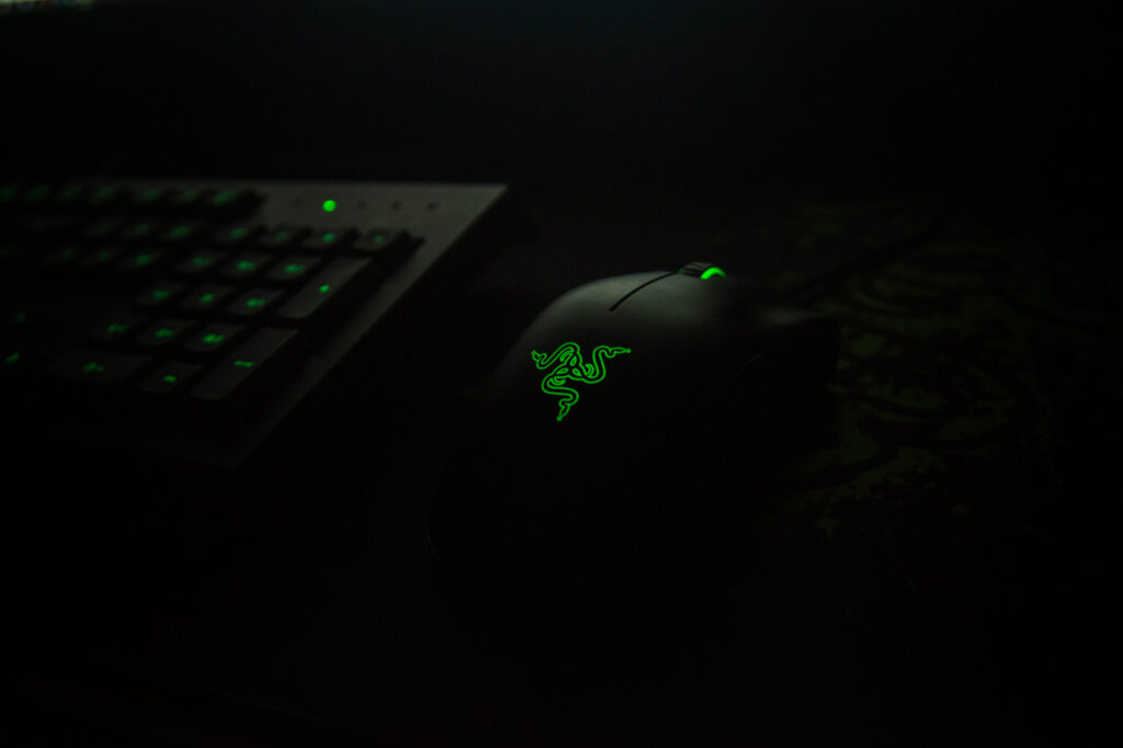 Eine Tastatur und Maus sind schwarz gestaltet und werden von grünen LEDs beleuchtet