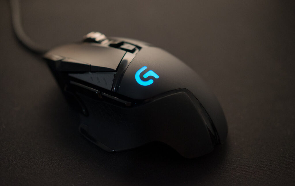 Eine schwarze Gaming-Maus mit einem blauen Logo