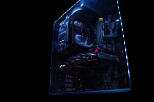 Ein durch Case Modding beleuchtetes PC-Gehäuse vor einem schwarzen Hintergrund
