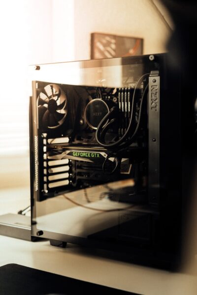 Ein verglaster PC, dessen einzelne Komponenten man gut sieht – darunter auch die Gehäuselüfter
