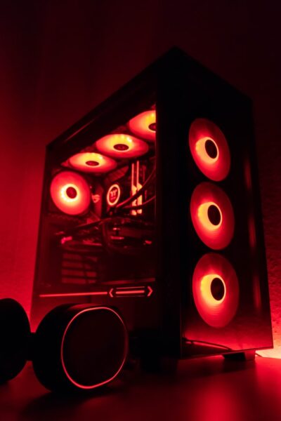 Ein PC mit 7 Lüftern ist komplett rot beleuchtet