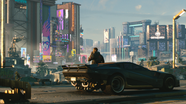 Der Hauptcharakter lehnt an seinem Auto. Im Hintergrund ist die Skyline der fiktiven Stadt Night City zu sehen
