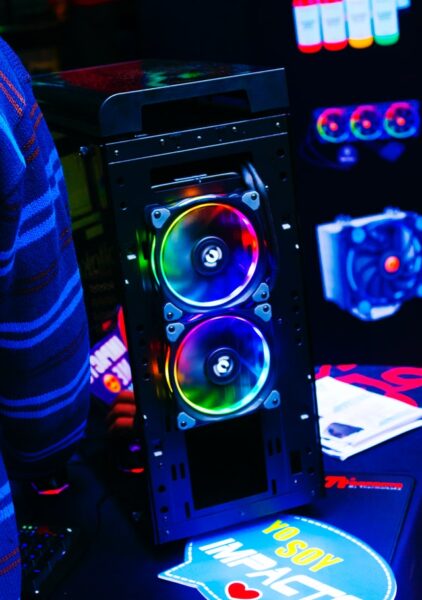 Ein Gaming-PC-Gehäuse, dessen Lüfter in allen Farben des Regenbogens leuchten