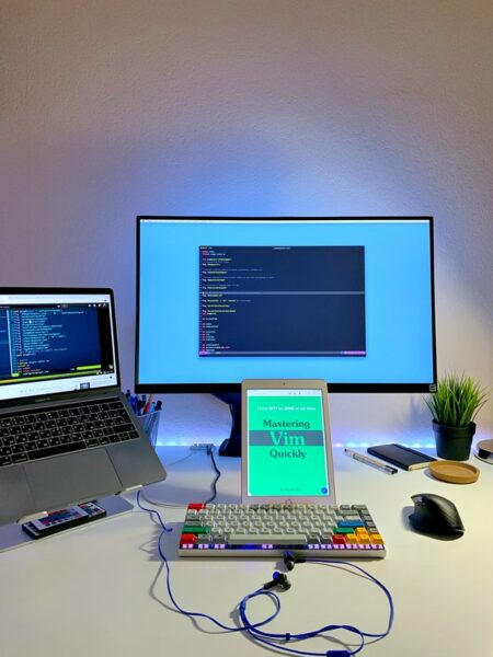 Ein Setup besteht aus einem Laptop mit dem ein Bildschirm, eine Tastatur, Maus und ein Tablet verbunden sind
