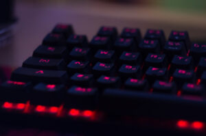 Eine rot beleuchtete, mechanische Gaming Tastatur ist zu sehen