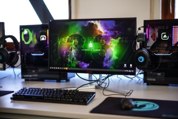 Ein Bildschirm mit einem grün-lila Hintergrund steht auf einem Schreibtisch