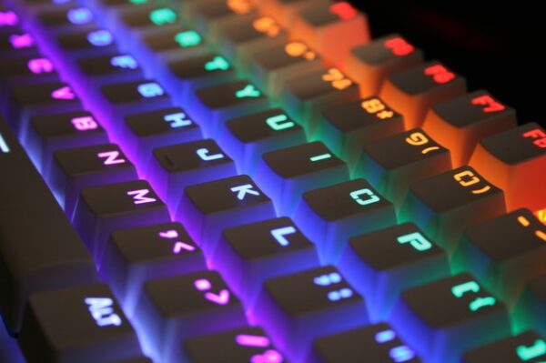 Eine Tastatur wird in den Farben eines Regenbogens beleuchtet