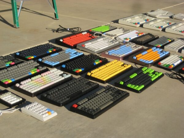 Einige Tastaturen liegen nebeneinander auf dem Boden