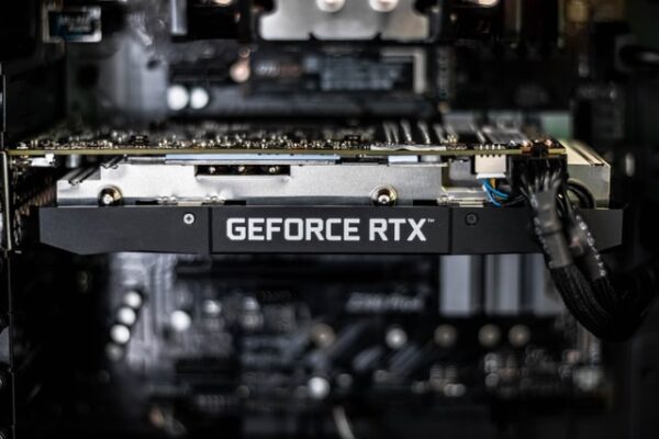 In einem PC wurde eine GeForce RTX Grafikkarte eingebaut