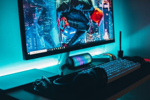 Ein blau beleuchtetes PC Setup auf einer großen Mausmatte