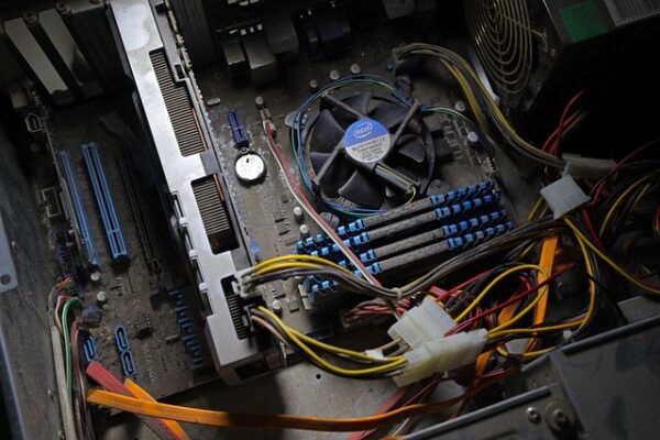 Ein Mainboard und andere Komponenten eines Computers sind sehr eingestaubt