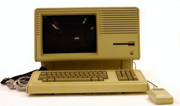 Ein alter PC samt Maus und Tastatur vor einem weißen Hintergrund