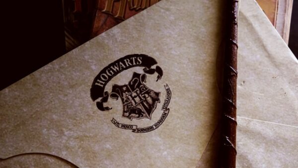 Ein Brief auf dem der Hogwarts-Stempel aufgebracht wurde