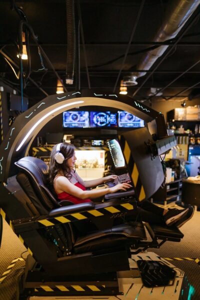 Eine Frau sitzt in einem Gaming-Stuhl mit eingebautem PC-Setup