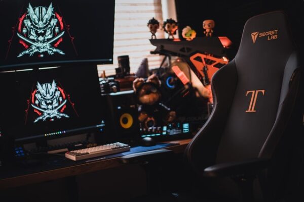 Ein schwarz-orangener Gaming-Stuhl ist zum Betrachter gedreht