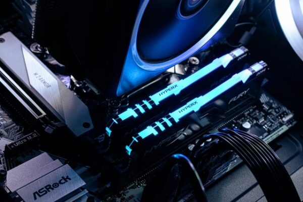 Nahaufnahme des Inneren eines PCs, Fokus auf RGB-Lüftern und RAM-Riegeln