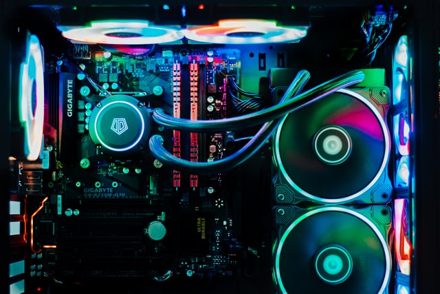 Das innere eines RGB-beleuchteten Gaming-Rechners