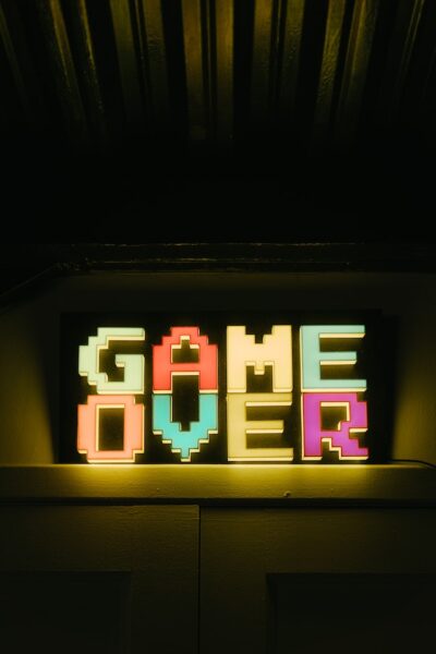 Ein buntes Leuchtschild aus Buchstaben, das Game Over bildet 