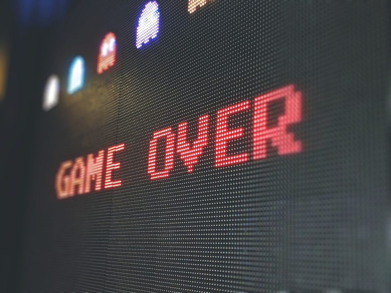 Ein Bildschirm mit Pixel zeigt Game Over an